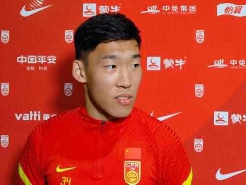 岳双腿间已经湿成一片视频
